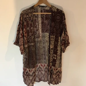  - bohemisk, vinröd kaftan från portugal. nyskick. hämtas i sthlm eller skickas om du betalar frakt. säljer massor (kmr mycket nytt i dagarna), mängdrabatt finnes! 