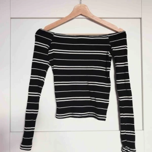  - Offshoulder från Bikbok som är använd en gång, frakt igår i priset 🌸 skickar gärna fler bilder!