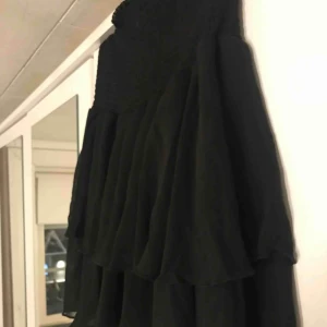  - Två kjolar från bikbok. Helt nya med lappar kvar. 100kr styck. Svart i m blommig i XS