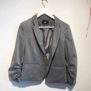  - Grå kavaj från H&M, sparsamt använd, frakt 30kr📩😇
