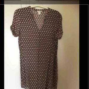  - Härlig klänning/tunika. Lagom kort och snygg på.