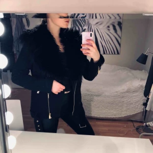  - Jacka med fuskpäls och guldiga detaljer från Ivyrevel. Den är i superbra kvalité och sparsamt använd.