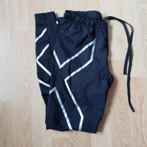  - snygga träningstights från 2xu. storlek s. säljer pga för små  nypris: 1200kr pris går att diskutera 