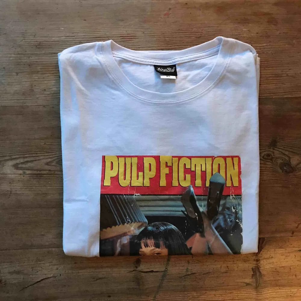 pulp fiction t-shirt, aldrig använd. Köparen står för frakt . T-shirts.
