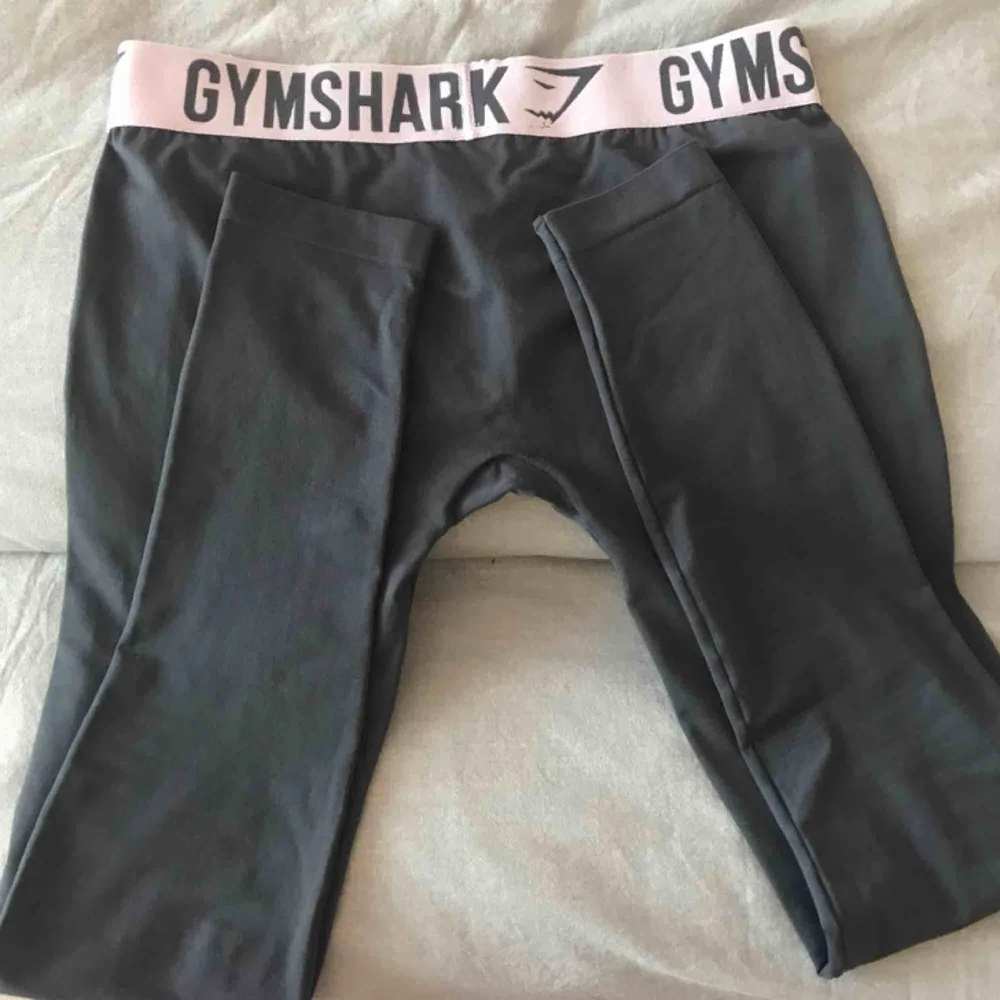 Säljer helt nya och oanvända gymshark tights i storlek M. Köparen står för frakten (39kr).. Accessoarer.