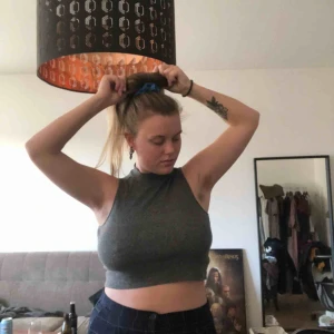  - Grå croptop i stretchigt tyg! Använder sällan korta linnen längre så säljer på grund av det!  Köparen står för frakt! 🧡