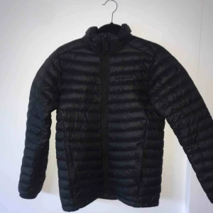  - Peak Performance jacka nästan helt oanvänd och helt i nyskick!  Storlek 170cm (passar barn/ungdomar från 11 till 14)  Luva ingår men finns ej med på bilden, den går att sätta på eller ta av som man vill    Inköpt i butik hösten 2017  Orginalpris 2800kr