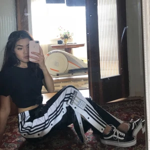  - Ett par knappt använda adibreak adidas byxor, säljer pga att tycker inte dom passar mig.💞 frakt står köparen för! Originalpris 700