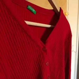 En enkel röd tröja från ”United colors of benetton” kommer inte ihåg va jag la för den men ca 400 kr. Frakt ingår 