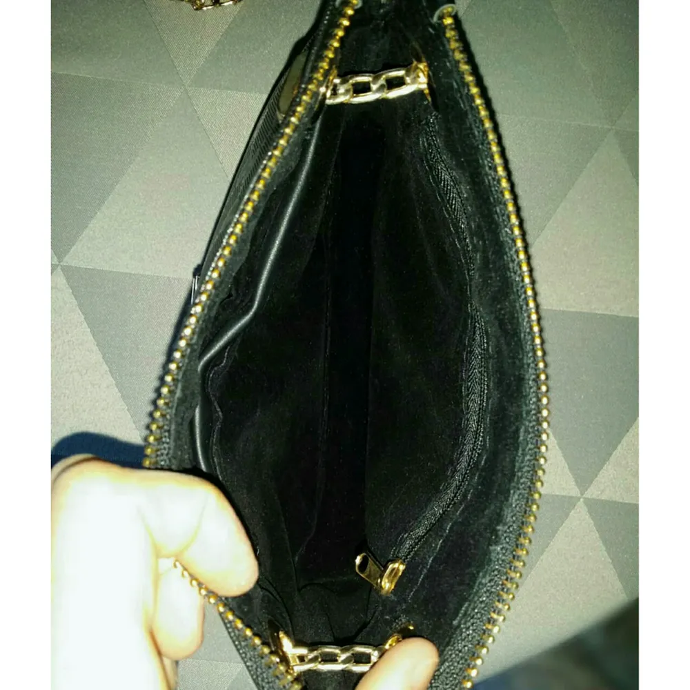 En väldigt fin liten axelremsväska (fejk Gucci) i svart. Mjuk sammetmaterial på insidan. Den är använd bara en gång så mycket fint skick. Köparen står för frakten. . Väskor.