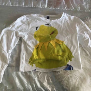  - Asball tröja från H&M som jag själv har klippt till. I Strl S men kan även passa en M, dock är tröjan kort i ärmarna. ✨ Endast använd ett fåtal gånger. 