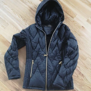  - Säljer min äkta MK jacka, köpt i NY förra sommaren på Century 21. Stl S, perfekt vår/höst jacka. Guldkedja med emblem på samt på axeln.  Hämtas i Västerås alt skickas mot frakt. Jacka i nyskick. Inga skavanker.