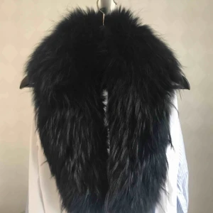  - Svart pälskrage från Hollies. Fint skick. 