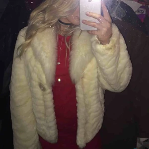 Pälsjacka  - Varm och mysig Faux jacka som jag inte riktigt vet vilken butik den är från. Använd 1 vinter så är i bra skick. Står storlek L men mer som en M.  Har fickor och pälskrage men bara en knapp att knäppa framsidan med. Kan diskutera priset🌺
