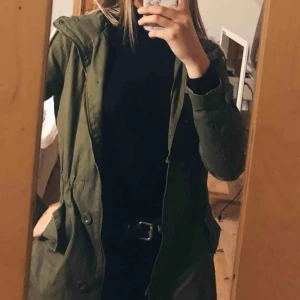  - Säljer min gröna jacka som är i mycket bra skick! Den är ganska tunn, så inte så varm. Storlek: 34 men jag som brukar ha 38 i kläder kan ha den. Köparen står för frakt annars möts jag gärna upp i Lund eller Eslöv!🌸