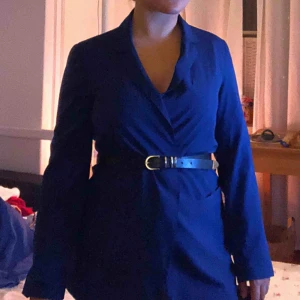  - Kavaj från bikbok, skärp ingår ej. Smått oversized så passar mig som har M.