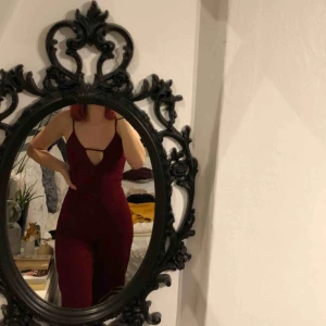  - Snygg vinröd jumpsuit från boohoo i jättebra skick och bara använd en gång. Superskönt och stretchigt tyg, sitter åt mer på överkroppen, och sitter löst på benen och slutar ungefär vid mitten av vaden! 