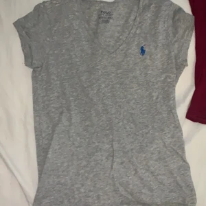 T-shirt - T-shirt 50kr/st. Den gråa är från Polo Ralph Lauren. Den vinröda är den Rigel.