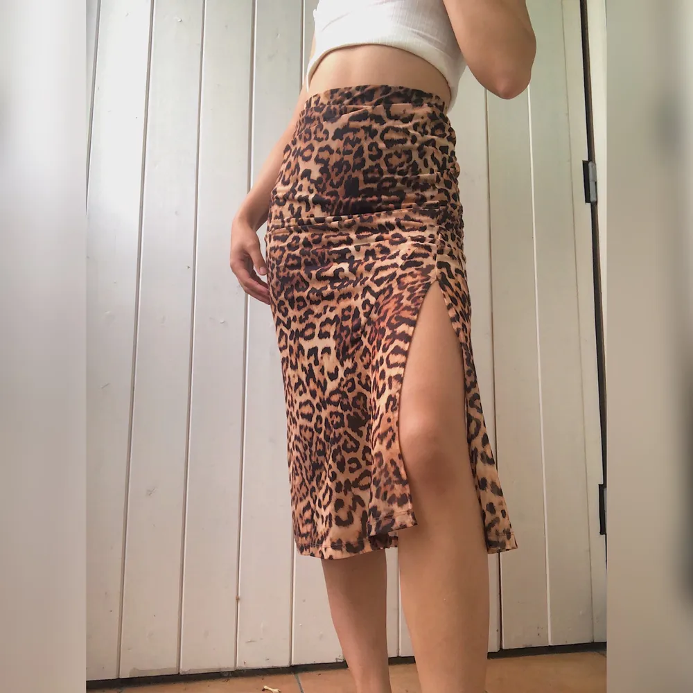 Superskön, stretchiga, flowy kjol i leopard mönster från h&m. Nästan aldrig använda. Eftersom den är väldigt stretchig passar den både storlek 34 och 36. Skicka gärna bud. Kjolar.