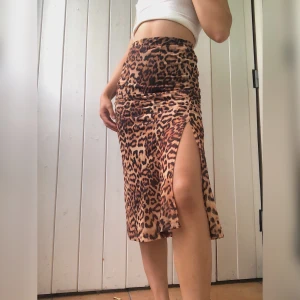 Leopardmönstrad kjol - Superskön, stretchiga, flowy kjol i leopard mönster från h&m. Nästan aldrig använda. Eftersom den är väldigt stretchig passar den både storlek 34 och 36. Skicka gärna bud