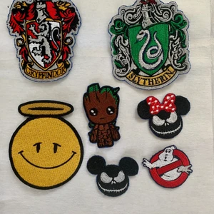 Iron on patches - Griffindor 75kr slytherin SÅLD,  smiley 50 kr, groot SÅLD,  resten 20 kr/st. 11kr frakt tillkommer.