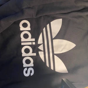 Adidas tröja  - Storlek 11-12 som en XS. FINT SKICK