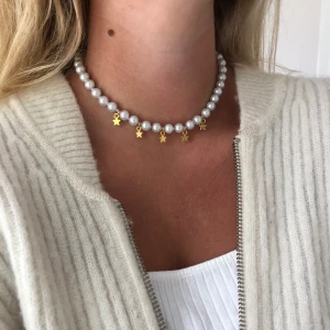 Pärlhalsband med stjärnor - Ett så fint pärlhalsband med guldiga stjärnor!🌟 Superbra kvalité. Finns endast ett så det är först till kvarn som gäller ;) Fri frakt