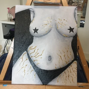 Målning💖 - Säljer denna målning gjord av mig🥰 Målad med acryl färg och glitterlim. Glittret ska föreställa stretchmarks 💖💫 Kom gärna med egna bud!