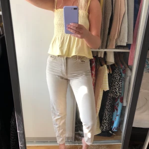 ljusa jeans  - Super fina beige jeans, sitter super fint sätter sig efter ens kroppsform och dom är knappt använda!!