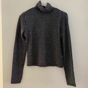 Polotröja - Polotröja i glittrigt material, aldrig använd (prislapp kvar)! Köparen står för frakten💘