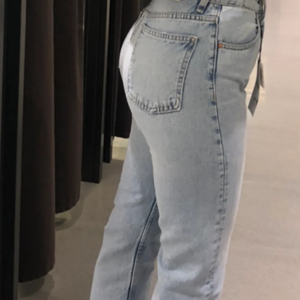 Superfina jeans från zara i bra skick! Säljes då de inte kommer till användning. . Jeans & Byxor.