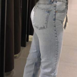 Superfina jeans från zara i bra skick! Säljes då de inte kommer till användning. 