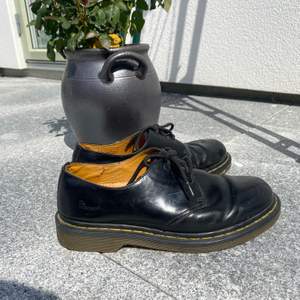 Klassiska låga svarta Docs i läder med gula stickningar. Helt okej skick, lite skrapningar men det är som det ska vara! 