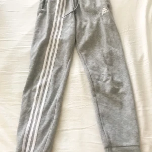 Adidas byxor i storlek XS  - Original priset är 400. Har haft byxorna i ett år och har bara använt den under förra sommaren.köpt i London. Kontakta mig för mer info👀 Högsta budet är 300