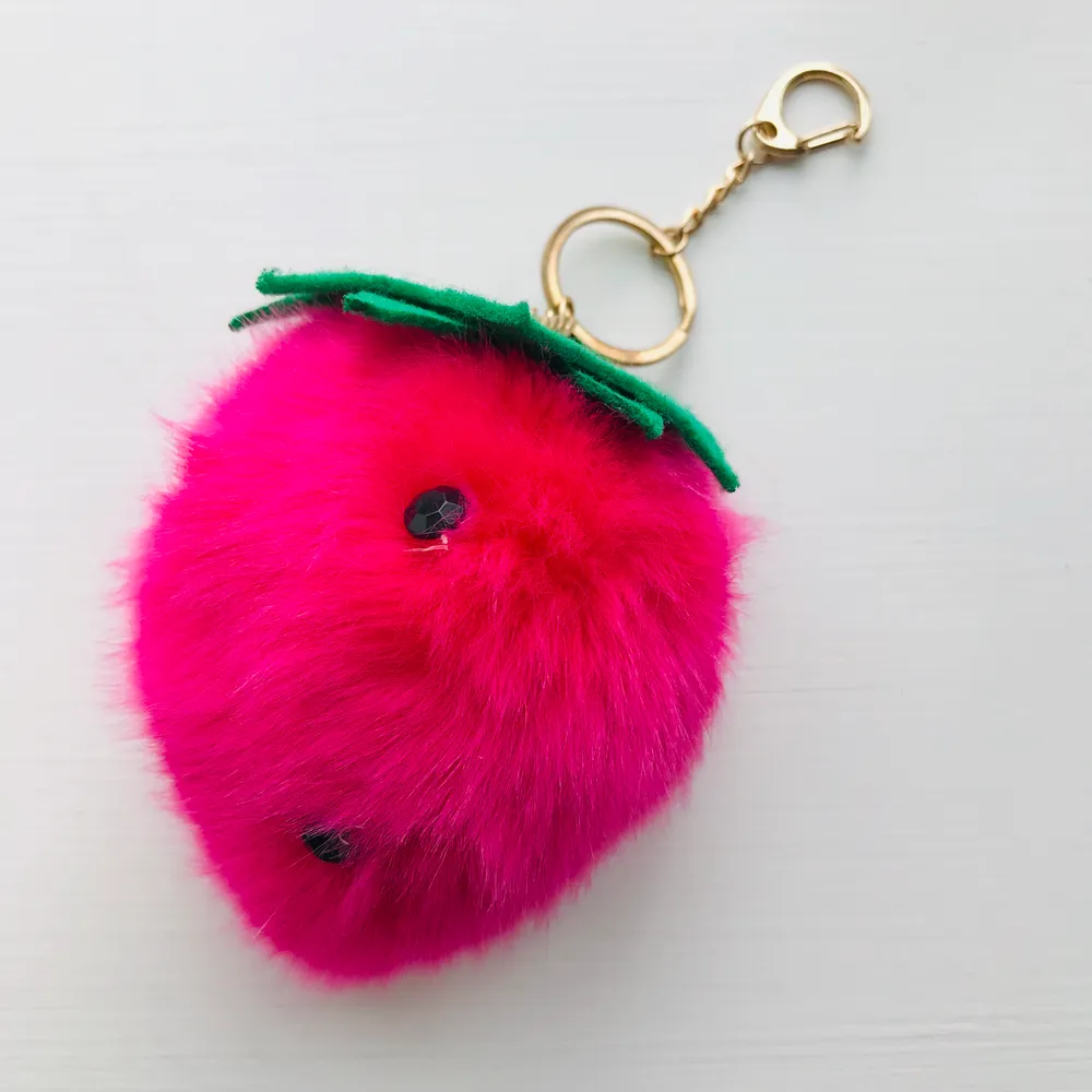 Fluffig nyckelring i form av en jordgubbe, med guldkedja.🍓 Köpt på glitter. Säljer den för 80kr, frakt ingår. Aldrig använd till något.. . Accessoarer.