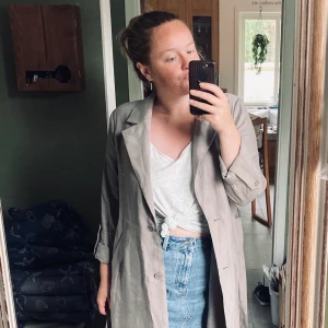 Trench coat från Monki - Frakt ingår! Flowy, trench coat från Monki. Lite grå-beige färg typ, passar perfekt till vår och sommar. Säljer pga lite för lång för mig på 157cm, men i övrigt är det verkligen så fin! Storlek S men funkar på M också. Inte använd så ofta så bra skick!