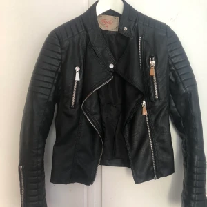 Skinnjacka  - Jättefin skinnjacka från chiquelle, är sparsamt använd och i väldigt fint skick. Säljs pga att det inte är min stil längre. Står ej för frakt och frakten ligger på 60-80kr, kan annars hämtas i Göteborg.💕✨