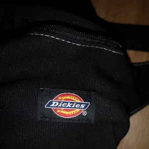 dickies - dickiesväska, magväska. Lite för stor för min smak men älskar den. Använt den lite, ser nu ut. Väldigt bra kvalité. 