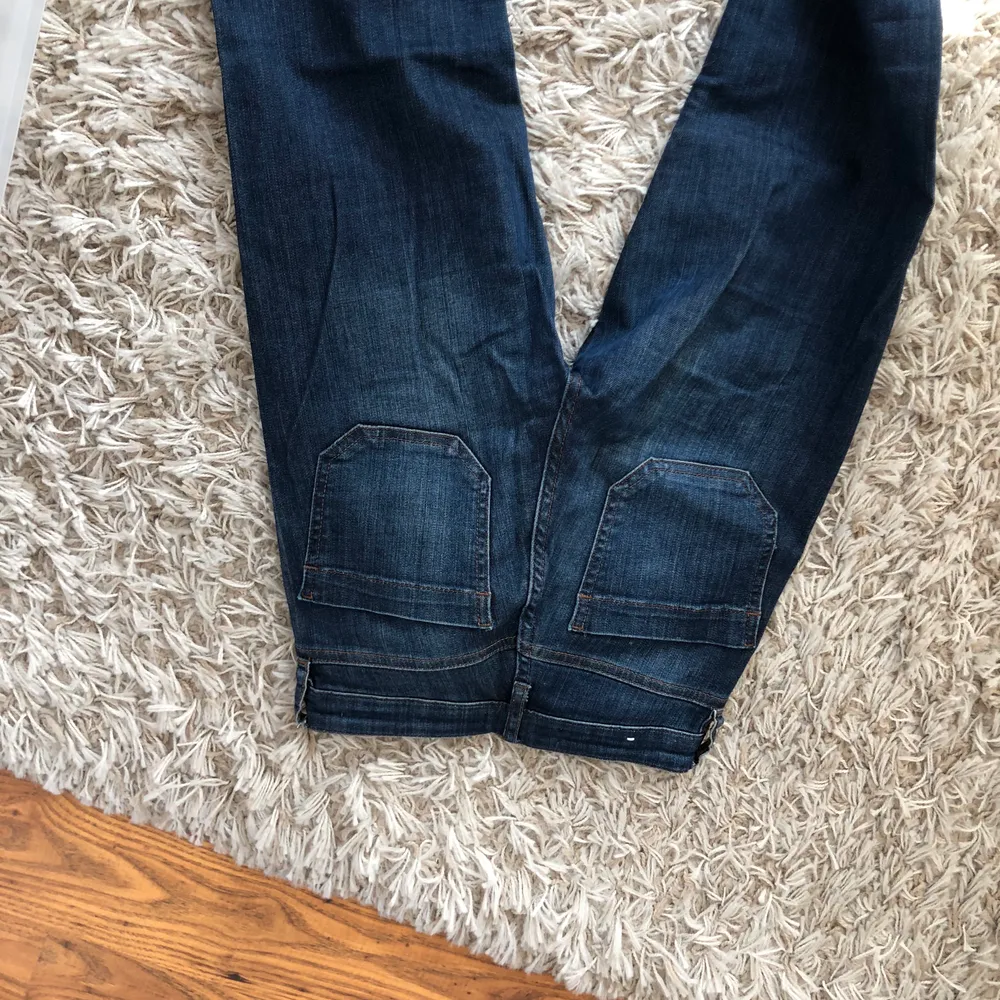 mörkblåa bootcuts från MQ. nypris 500 kr men säljer för 150. helt oanvända pga för små. storlek 25. köparen står för frakten. . Jeans & Byxor.