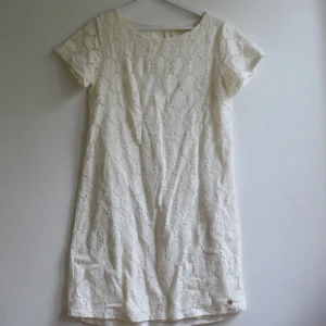 Vit sommarklänning  - En vit fin sommarklänning. Klänningen har ett jättefint mönster och är i ett så mjukt och skönt tyg. På mig som är 165 går klänningen ungefär till knäna. Använd en gång sedan den köptes. Från märket 365. Frakt 59kr✨