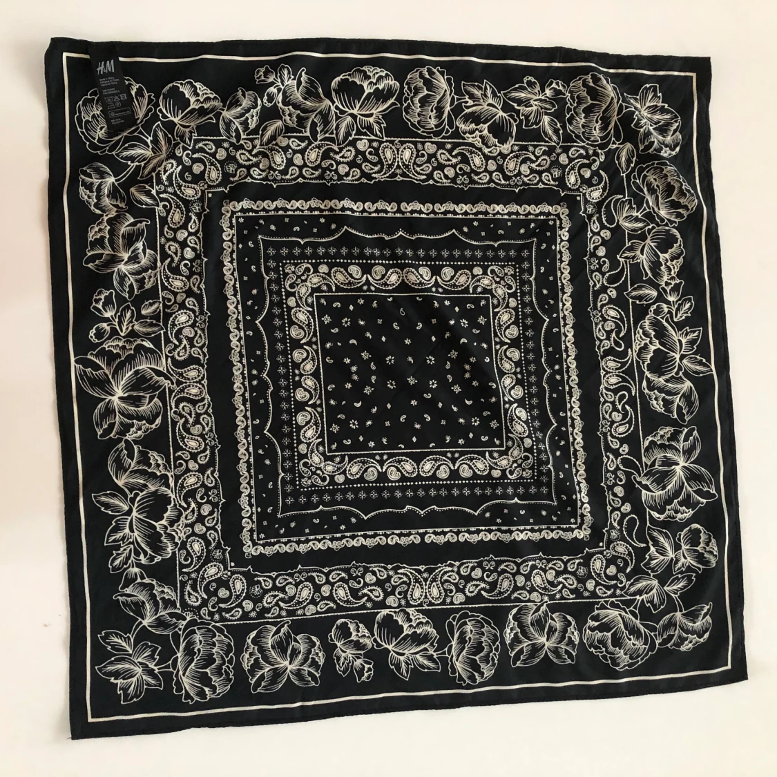 Svart, mönstrad scarf  - 91