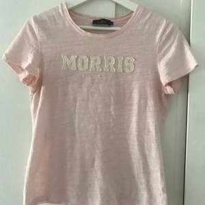 Ljusrosa t-shirt från märket Morris. Använd några gånger, fint skick. 