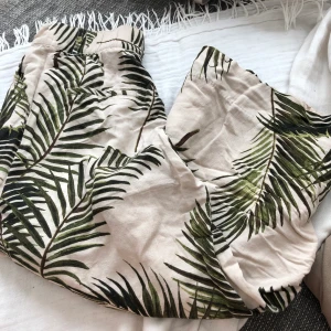 Kostymbyxor från HM - Byxor i en vidare trekvartsmodell från HM, storlek 38! Knappt använda! 50kr 