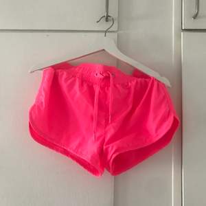 Rosa shorts inköpt från H&M för några år sedan. Använda ett fåtal gånger och är i fint skick.