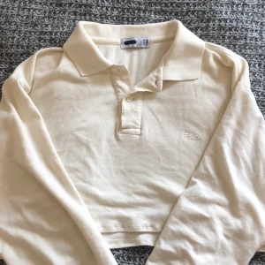 snygg Fila piké  - Snygg cremevit croppad piké från Fila. 🥰 LÄS! Vinnaren av budgivningen hör ej av sig, så först till kvarn kan köpa den för 80 kr + 44 kr frakt. 