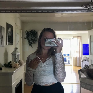 Tröja med spets - En fin tröja med spets! Använt få gånger. Säljer pga den inte kommer till användning. Köparen står för frakt och betalning sker via swish! 💗 