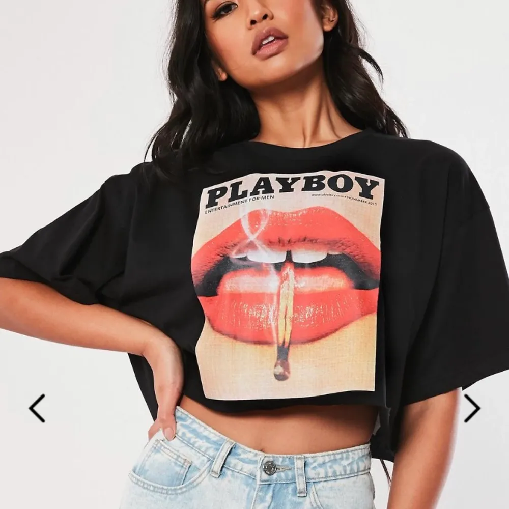 BUDGIVNING AVSLUTAD 💓 Säljer min Playboy tisha från missguided pga att den inte är min stil längre. Den är croppad och sitter bra på mig som vanligtvis har M i tröjor. Köparen står för frakt! . Toppar.