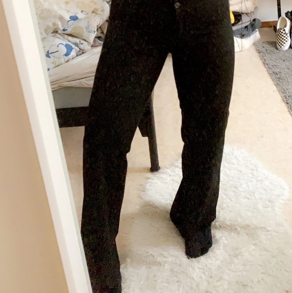 Högmidjade svarta kostymbyxor, endast använda 2 gånger. Säljes pga att de är för långa. Perfekta kostymbyxor för tjejer som är över 170 cm.. Jeans & Byxor.