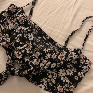 Söt topp från BikBok med blommönster  - Söt topp från BikBok med blommönster, man kan själv knyta toppen hur hårt den ska sitta