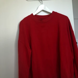 Röd sweatshirt  - röd, snygg sweatshirt från monki. bra kvalite och bra skick! Frakt tillkommer 